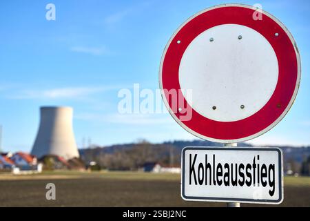 Essenbach, Bayern, Deutschland - 01. Februar 2025: FOTOMONTAGE, das Schild mit der Aufschrift Kohleausstieg vor einem Kernkraftwerk symbolisiert den Übergang von fossilen Brennstoffen zu klimafreundlicheren Energiequellen und die Rolle der Kernenergie bei der Energiewende. *** FOTOMONTAGE, das Schild mit der Aufschrift Kohleausstieg vor einem Atomkraftwerk symbolisiert den Übergang von fossilen Brennstoffen zu klimafreundlicheren Energiequellen und die Rolle der Kernenergie in der Energiewende. Stockfoto
