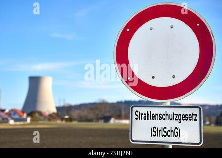 Essenbach, Bayern, Deutschland - 01. Februar 2025: FOTOMONTAGE, das Schild mit dem Strahlenschutzgesetz StrlSchG vor einem Kernkraftwerk veranschaulicht die gesetzlichen Regelungen zum Schutz vor radioaktiver Strahlung und zur Gewährleistung der nuklearen Sicherheit. *** FOTOMONTAGE, das Schild mit Strahlenschutzgesetz StrlSchG vor einem Atomkraftwerk verdeutlicht die gesetzlichen Regelungen zum Schutz vor radioaktiver Strahlung und zur Gewährleistung der nuklearen Sicherheit. Stockfoto