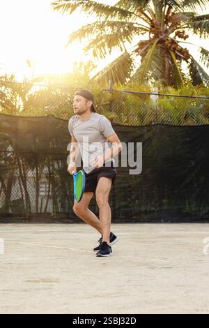 Männliches Sportlertraining für Tennis auf dem Freiluftplatz im Sommer Stockfoto