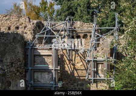 Metallrahmen zur Unterstützung und Stabilisierung der antiken römischen Ruinen von Pompeji in Italien. Stockfoto