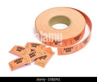 Horizontale Nahaufnahme einer Rolle Orange lassen ein Ticket auf weißem Hintergrund mit Kopierraum zu. Stockfoto