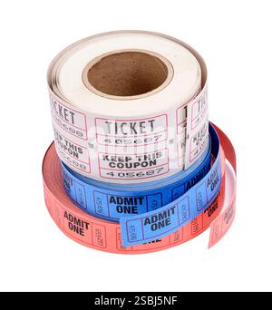 Quadratische Aufnahme von zwei Rollen gestapelt lassen eine Eintrittskarte und eine Rolle für das Verschenken von Preisen isoliert auf weiß zu. Stockfoto