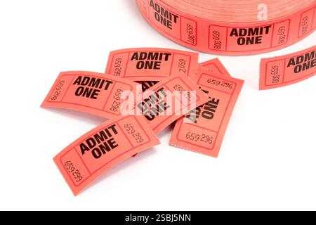 Horizontale Nahaufnahme einer Rolle roter Eintrittskarten auf weißem Hintergrund mit Kopierraum. Stockfoto