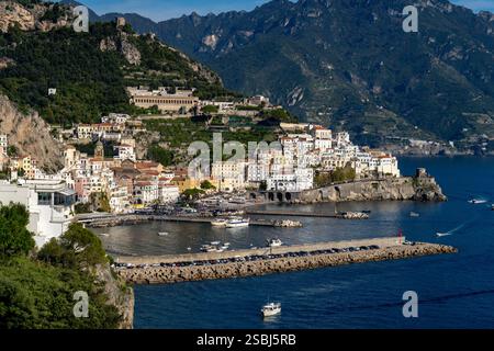 Der Hafen der Stadt Amalfi an der Amalfiküste in Italien. Stockfoto