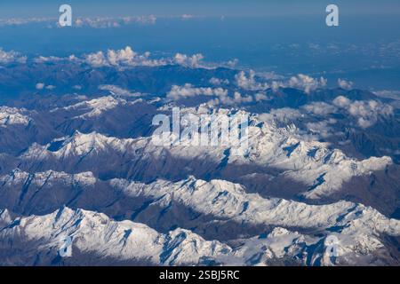Luftaufnahme der schneebedeckten Alpen im Nordwesten Italiens. Stockfoto