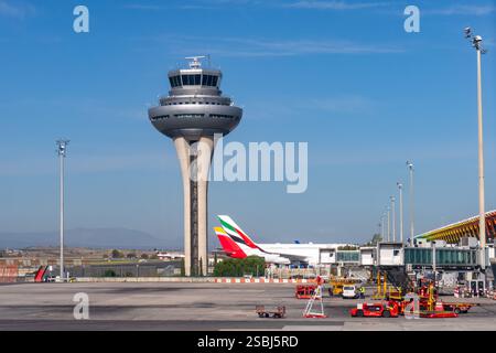Terminal T4S, Kontrollturm und Jetliner am Flughafen Adolfo Suárez Madrid-Barajas, Madrid, Spanien. Stockfoto