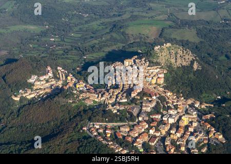 Luftaufnahme der Stadt Tolfa, nordwestlich von Rom, Italien. Stockfoto