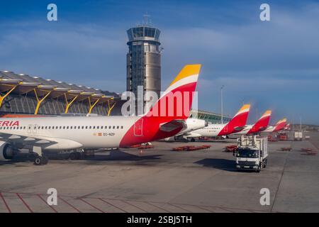 Terminal T4, Kontrollturm und Iberian Airlines Jetliner am Flughafen Adolfo Suárez Madrid-Barajas, Madrid, Spanien. Stockfoto