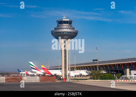 Terminal T4S, Kontrollturm und Jetliner am Flughafen Adolfo Suárez Madrid-Barajas, Madrid, Spanien. Stockfoto