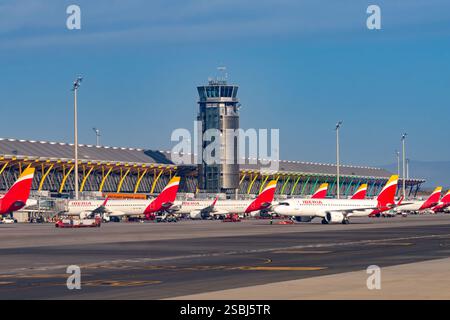 Terminal T4, Kontrollturm und Iberian Airlines Jetliner am Flughafen Adolfo Suárez Madrid-Barajas, Madrid, Spanien. Stockfoto