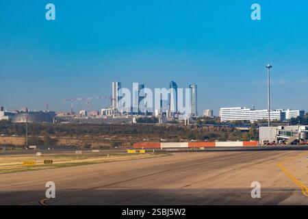 Die Skyline von Madrid vom Flughafen Adolfo Suárez Madrid-Barajas. Madrid, Spanien. Stockfoto