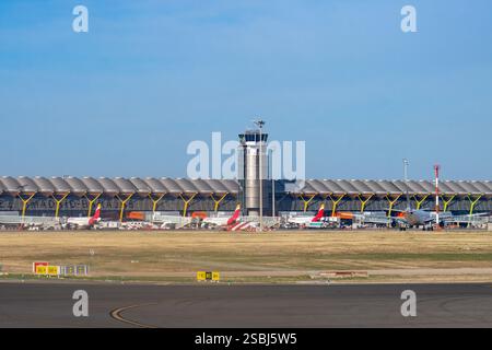 Terminal T4, Kontrollturm und Iberian Airlines Jetliner am Flughafen Adolfo Suárez Madrid-Barajas, Madrid, Spanien. Stockfoto