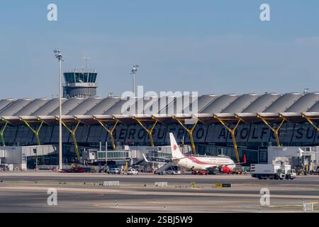 Terminal T4S, Kontrollturm und Jetliner am Flughafen Adolfo Suárez Madrid-Barajas, Madrid, Spanien. Stockfoto
