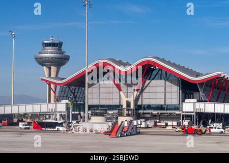Terminal T4S und Hauptkontrollturm am Flughafen Adolfo Suárez Madrid-Barajas, Madrid, Spanien. Stockfoto