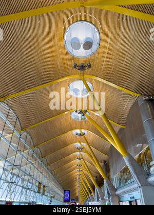 Obergrenze des Terminals T4 am Flughafen Adolfo Suárez Madrid–Barajas in Madrid, Spanien. Stockfoto