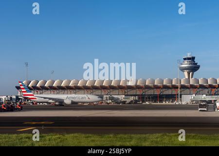 Terminal T4S, Kontrollturm und ein Jetliner am Flughafen Adolfo Suárez Madrid-Barajas, Madrid, Spanien. Stockfoto