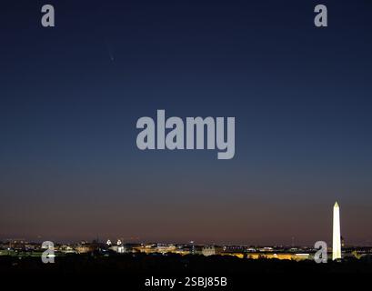 Der Komet C/2020 F3 NEOWISE wird vor Sonnenaufgang über Washington DC am Sonntag, den 12. Juli 2020 gesehen. Der Komet wurde am 27. März 2020 vom Near-Earth Object Wide-Field Infrared Survey Explorer (NEOWISE) der NASA entdeckt. Die nächste Annäherung an die Erde erfolgt am 22. Juli in einer Entfernung von etwa 64 Millionen Meilen (103 Millionen Kilometer). Der Komet braucht etwa 6.800 Jahre, um seine Umlaufbahn zu vollenden, also wird er für uns für viele tausend Jahre nicht mehr sichtbar sein. Stockfoto