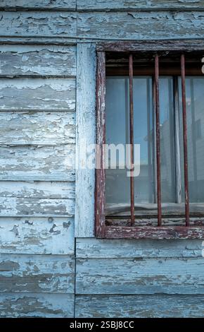 Eine verwitterte Fassade eines traditionellen Holzhauses in Naoshima Japan Stockfoto
