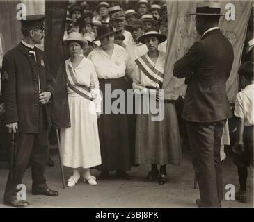 Verhaftung von Catherine Flanagan und Madeleine Watson. Die Silent Sentinels waren eine Gruppe von Frauen, die das Frauenwahlrecht befürworteten und von Alice Paul und der NWP organisiert wurden. Sie protestierten vor dem Weißen Haus während Woodrow Wilsons Präsidentschaft, die am 10. Januar 1917 begann und am 4. Juni 1919 endete, als der 19. Verfassungszusatz sowohl vom Repräsentantenhaus als auch vom Senat verabschiedet wurde. Harris & Ewing, August 1917 (zugeschnitten und gereinigt). Stockfoto