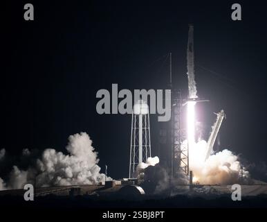 Eine SpaceX Falcon 9 Rakete mit der Crew Dragon Raumsonde wird auf der sechsmonatigen SpaceX Crew-3-Mission der NASA zur Internationalen Raumstation gestartet, mit den NASA-Astronauten Raja Chari, Tom Marshburn, Kayla Barron und dem ESA-Astronauten Matthias Maurer an Bord. Das Raumschiff startete am 10. November 2021 um 21:03 Uhr EST vom Launch Complex 39A im Kennedy Space Center in Florida. Stockfoto