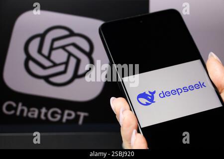 DeepSeek Ai auf dem Smartphone-Bildschirm in weiblicher Hand und ChatGPT-Logo auf dem Computerdisplay Stockfoto