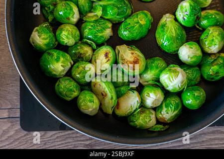 Gesunder Rosenkohl in einer selbstgemachten Pfanne Stockfoto