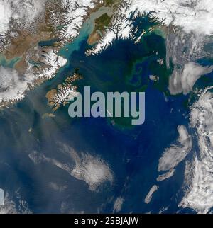 Die zunehmende Sonnenbeleuchtung bringt jedes Frühjahr ein erhöhtes Phytoplanktonwachstum im Golf von Alaska. Bild aufgenommen am 9. Mai 2014. Stockfoto