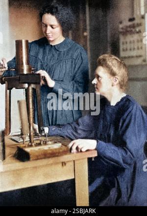 Marie Curie und ihre Tochter Irene; anon., 1925. Farbig. Marie Curie (1867–1934) war eine Polnisch-französische Physikerin und Chemikerin. Sie war die erste Frau, die einen Nobelpreis gewann, die einzige Frau, die bisher in zwei Bereichen gewann und die einzige Person, die in mehreren Wissenschaften gewonnen hat. IR√®ne Joliot-Curie (1897–1956) war eine französische Wissenschaftlerin, die ältere Tochter von Marie und Pierre Curie. Gemeinsam mit ihrem Mann erhielt Joliot-Curie 1935 den Nobelpreis für Chemie für die Entdeckung künstlicher Radioaktivität. Stockfoto