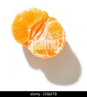 Frische rohe Mandarine isoliert auf weißem Hintergrund, Draufsicht Stockfoto
