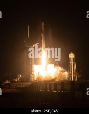 Eine SpaceX Falcon 9 Rakete mit der Crew Dragon Raumsonde wird auf der sechsmonatigen SpaceX Crew-3-Mission der NASA zur Internationalen Raumstation gestartet, mit den NASA-Astronauten Raja Chari, Tom Marshburn, Kayla Barron und dem ESA-Astronauten Matthias Maurer an Bord. Das Raumschiff startete am 10. November 2021 um 21:03 Uhr EST vom Launch Complex 39A im Kennedy Space Center in Florida. Stockfoto