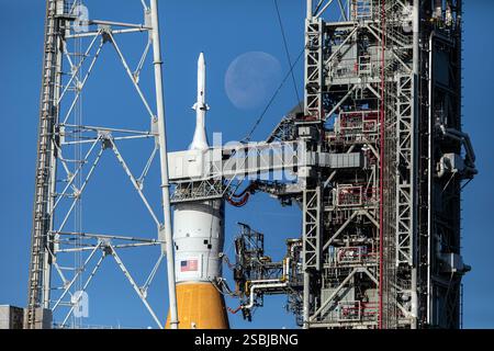 Der Mond hinter Artemis I Space Launch System (SLS) und Orion am 21. März 2022 im Kennedy Space Center der NASA in Florida. Stockfoto