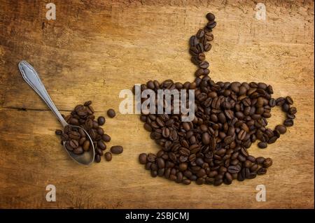 Bild einer Tasse Kaffee aus Bohnen auf dem Brett Stockfoto