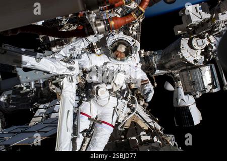 Astronaut Akihiko Hoshide von der Japan Aerospace Exploration Agency (JAXA) wird am 12. September 2021 bei einem Raumausflug auf der Internationalen Raumstation lächelnd gesehen. Stockfoto