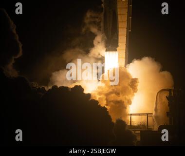 Eine SpaceX Falcon 9 Rakete mit der Crew Dragon Raumsonde wird auf der sechsmonatigen SpaceX Crew-3-Mission der NASA zur Internationalen Raumstation gestartet, mit den NASA-Astronauten Raja Chari, Tom Marshburn, Kayla Barron und dem ESA-Astronauten Matthias Maurer an Bord. Das Raumschiff startete am 10. November 2021 um 21:03 Uhr EST vom Launch Complex 39A im Kennedy Space Center in Florida. Stockfoto