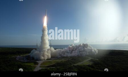 Eine Atlas V-Rakete der United Launch Alliance mit dem Mars 2020 Perseverance rover der NASA startet am Donnerstag, den 30. Juli 2020, vom Space Launch Complex 41 auf der Cape Canaveral Air Force Station in Florida. Stockfoto