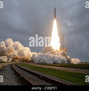 Das James Webb Space Telescope startet am 25. Dezember 2021 an Bord einer Ariane-5-Rakete im Guayana Space Center in Kourou, Französisch-Guayana. Das James Webb Space Telescope ist ein großes Infrarot-Teleskop mit einem 21,3 Fuß großen Hauptspiegel. Die Mission wird jede Phase der kosmischen Geschichte untersuchen, von unserem Sonnensystem bis zu den entferntesten beobachtbaren Galaxien im frühen Universum. Stockfoto