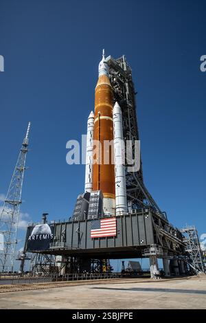 Die Rakete des Space Launch System (SLS) der NASA wurde am 18. März 2022 auf der Startfläche 39B im Kennedy Space Center in Florida fotografiert. Stockfoto