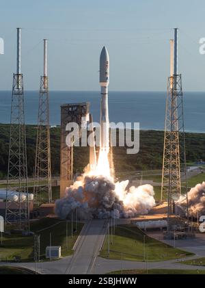 Eine Atlas V-Rakete der United Launch Alliance mit dem Mars 2020 Perseverance rover der NASA startet am Donnerstag, den 30. Juli 2020, vom Space Launch Complex 41 auf der Cape Canaveral Air Force Station in Florida. Stockfoto