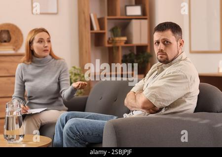 Männlicher Drogenabhängiger, der Psychologe im Büro besucht Stockfoto