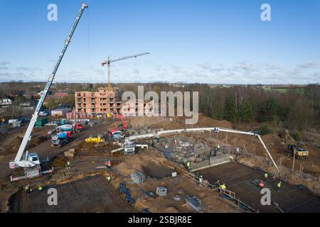 Große Baustelle mit Kranen und schweren Maschinen Stockfoto