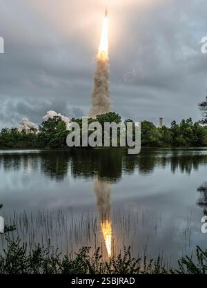 Das James Webb Space Telescope startet am 25. Dezember 2021 an Bord einer Ariane-5-Rakete im Guayana Space Center in Kourou, Französisch-Guayana. Das James Webb Space Telescope ist ein großes Infrarot-Teleskop mit einem 21,3 Fuß großen Hauptspiegel. Die Mission wird jede Phase der kosmischen Geschichte untersuchen, von unserem Sonnensystem bis zu den entferntesten beobachtbaren Galaxien im frühen Universum. Stockfoto
