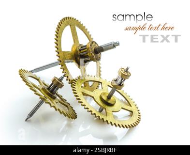 Zahnräder der alten Uhr auf weißem Hintergrund Stockfoto