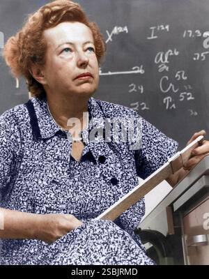 Maria Goeppert-Mayer (1906–1972), US-amerikanische Theoretikerin und Nobelpreisträgerin für Physik für den Vorschlag des Kernschalenmodells des Atomkerns. Sie war die zweite Frau, die nach Marie Curie einen Nobelpreis für Physik gewann. Farbig. Stockfoto