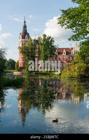 Schloss mit Reflexion im Teich und einer Ente. Neues Schloss in Muskau, Bad Muskau Deutschland. Stockfoto