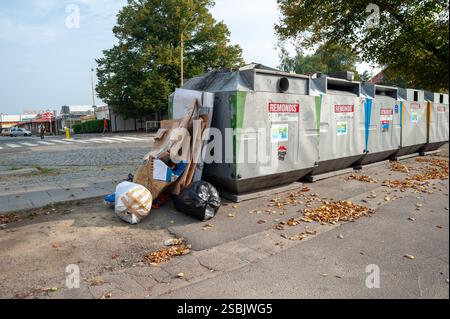 Mülltonnen und überlaufender Müll in Polen Stockfoto