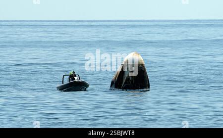 Unterstützungsteams treffen am Sonntag, 2. August 2020, am Golf von Mexiko vor der Küste von Pensacola, Florida, ein. mit den NASA-Astronauten Robert Behnken und Douglas Hurley an Bord. Der Demo-2-Testflug für das kommerzielle Crew-Programm der NASA war der erste, der Astronauten zur Internationalen Raumstation auslieferte und sie sicher an Bord eines kommerziell gebauten und betriebenen Raumfahrzeugs zur Erde zurückbrachte. Behnken und Hurley kehrten zurück, nachdem sie 64 Tage im Weltraum verbracht hatten. Stockfoto