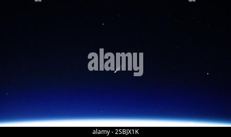 Komet Neowise von der Internationalen Raumstation aus gesehen, als er am 5. Juli 2020 über dem Mittelmeer umkreiste. Stockfoto