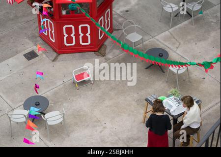Sitzplätze im Freien mit Menschen und Dekorationen, Portugal Stockfoto