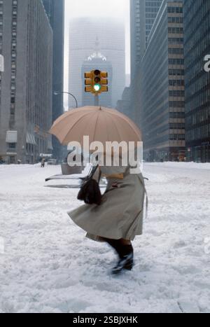Schneesturm in New York City, ca. 1975-1985. Foto von Bernard Gotfryd. Stockfoto
