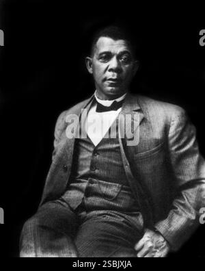 Booker Taliaferro Washington (1856–1915) war ein afroamerikanischer Pädagoge und Autor. Er wurde in die Sklaverei einer versklavten Frau und eines weißen Vaters geboren. 1881 wurde er zum ersten Leiter des neuen Tuskegee Institute in Alabama ernannt, einer privaten, schwarzen Universität. Er hatte ein landesweites Netzwerk von Unterstützern und erhielt Zugang zu führenden nationalen Führern in Politik, Philanthropie und Bildung, sammelte große Summen, wurde zu Rassenfragen konsultiert und erhielt Ehrendoktorwürde von führenden amerikanischen Universitäten. Seine Autobiografie Up From Slavery, die 1901 erstmals veröffentlicht wurde, ist bis heute weit verbreitet. Stockfoto